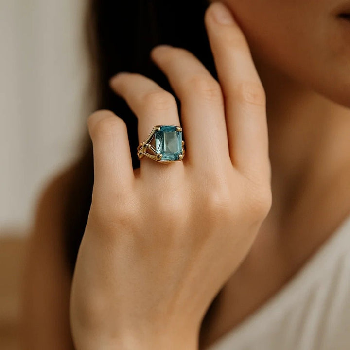 VINTAGE GOLD BLUE ZIRCONIA RING